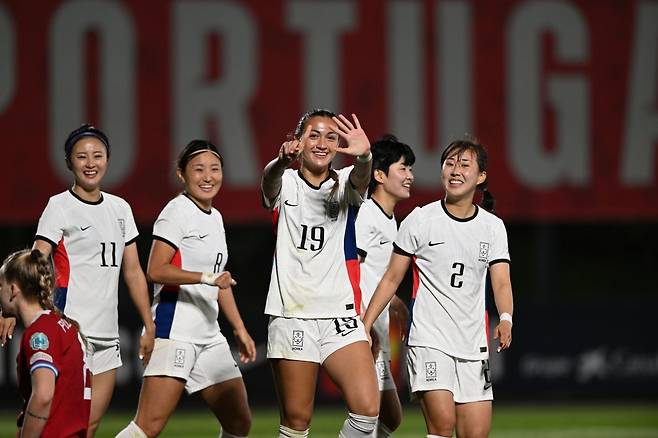 여자축구국가대표팀 공격수 케이시 유진 페어(19번)가 25일(한국시간) 포르투갈 리스본 풋볼시티에서 열린 체코와 평가전에서 결승골을 뽑은 뒤
기뻐하고 있다. 사진제공 | 대한축구협회