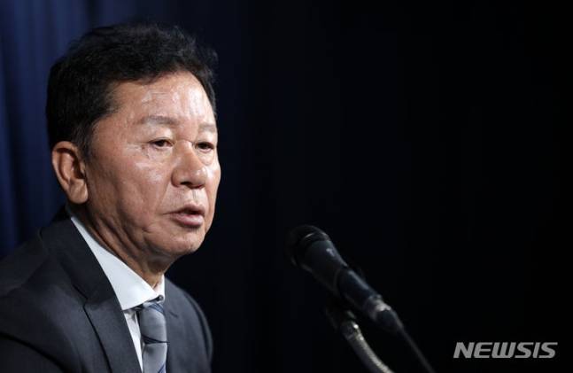 취재진 질문에 답하는 정해성 대한축구협회 전력강화위원장. /사진=뉴시스