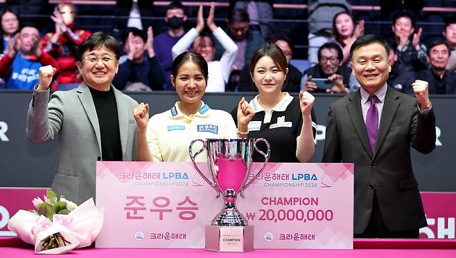 미소 짓는 김가영(오른쪽 두 번째)과 준우승자 스롱 피아비(왼쪽 두 번째) [PBA 제공. 재판매 및 DB 금지]