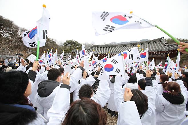 지난해 강북구 '3.1독립운동 기념행사'에 참여한 시민들이 태극기를 흔드는 모습 [강북구 제공. 재판매 및 DB 금지]