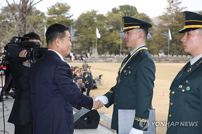 육군사관학교 80기 졸업 및 임관식 (서울=연합뉴스) 신원식 국방부 장관이 26일 서울 노원구 육군사관학교에서 열린 육군사관학교 졸업 및 임관식에서 이승민 육군사관학교 졸업생도에게 대통령상을 수여 후 격려하고 있다. 2024.2.26 [육군 제공. 재판매 및 DB 금지] photo@yna.co.kr