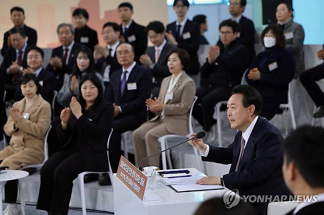 윤석열 대통령, 열다섯 번째 민생토론회 발언 (서산=연합뉴스) 홍해인 기자 = 윤석열 대통령이 26일 충남 서산비행장에서 '미래산업으로 민생활력 넘치는 충남'을 주제로 열린 열다섯 번째 '국민과 함께하는 민생토론회'에서 발언하고 있다. 2024.2.26 [대통령실 제공. 재판매 및 DB 금지] hihong@yna.co.kr