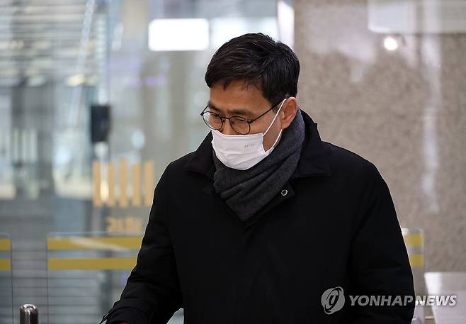 '통계 조작' 의혹 전 정부 인사 두 번째 구속심사 (대전=연합뉴스) 이주형 기자 = 문재인 정부의 집값 등 국가 통계 조작에 관여한 혐의를 받는 윤성원 전 국토교통부 1차관과 이문기 전 행정중심복합도시건설청장에 대한 두 번째 구속심사가 26일 대전지법에서 열렸다. 
    사진은 이날 오후 이문기 전 청장이 구속 전 피의자 심문(영장실질심사) 전 대전지검에 출석하는 모습. 2024.2.26 coolee@yna.co.kr