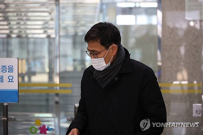 '통계 조작' 의혹 전 정부 인사 두 번째 구속심사 (대전=연합뉴스) 이주형 기자 = 문재인 정부의 집값 등 국가 통계 조작에 관여한 혐의를 받는 윤성원 전 국토교통부 1차관과 이문기 전 행정중심복합도시건설청장에 대한 두 번째 구속심사가 26일 대전지법에서 열렸다. 
    사진은 이날 오후 이문기 전 청장이 구속 전 피의자 심문(영장실질심사) 전 대전지검에 출석하는 모습. 2024.2.26 coolee@yna.co.kr