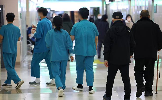 22일 서울 시내의 한 공공병원에서 의료진이 이동하고 있다. (사진=연합뉴스)