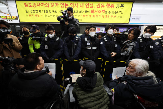 서울 종로구 혜화역 승강장에서 열린 전국장애인차별철폐연대(전장연), 출근길 지하철 탑승 시위에서 한 참석자가 관련 발언을 하고 있다.(사진=연합뉴스)