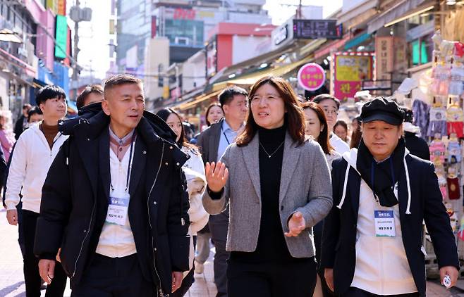 장미란 문화체육관광부 제2차관이 27일 서울 마포구 서교스퀘어에서 열린 관광서비스 상생 지원단 발대식을 마치고 홍대 레드로드로 자리를 옮겨 지원단과 함께 쇼핑 관광서비스를 점검하고 있다. (사진=문체부 제공)