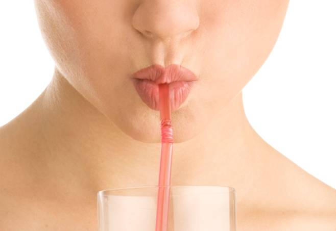 대부분 입술 주름의 주범은 빨대와 흡연으로 생각하지만 셀카를 찍거나 화장을 할 때 입술을 쫑그리는 '오리' 표정도 입술 주름의 원인이 될 수 있다. [사진=게티이미지뱅크]