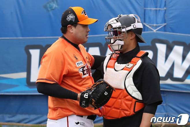 한화 류현진이 26일 오전 일본 오키나와 아카마구장에서 불펜 피칭을 마친뒤 이재원과 인사나누고 있다. 한화는 이날 아카마구장에서 삼성과 연습경기를 치른다.2024.2.26/뉴스1 ⓒ News1 이광호 기자