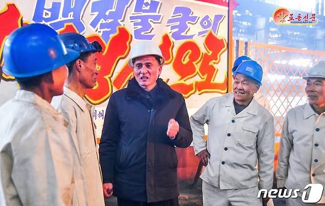 (평양 노동신문=뉴스1) = 북한 노동당 기관지 노동신문은 27일 당 중앙의 구상과 의도를 실현하기 위해 철강재 생산에 박차를 가할 것을 독려했다. 사진은 천리마제강연합기업소 일꾼들의 모습. [국내에서만 사용가능. 재배포 금지. DB 금지. For Use Only in the Republic of Korea. Redistribution Prohibited] rodongphoto@news1.kr