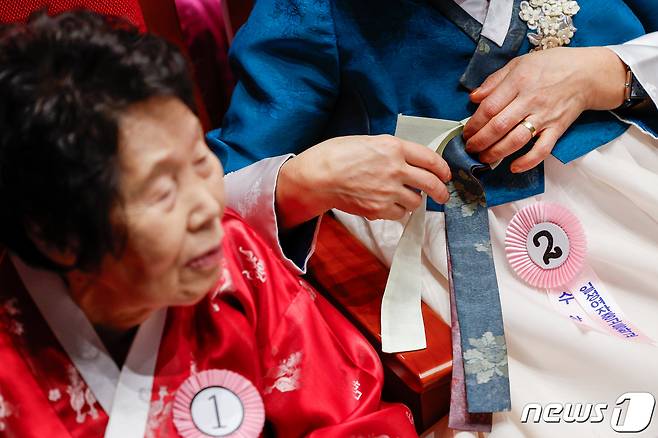 27일 오전 서울 마포아트센터에서 열린 일성여자중고등학교 졸업식에서 한 졸업생이 저고리를 고쳐매고 있다. 일성여자중고교는 제때 학업을 마치지 못한 여성 만학도들이 공부하는 2년제 학력인정 평생학교다. 2024.2.27/뉴스1 ⓒ News1 안은나 기자