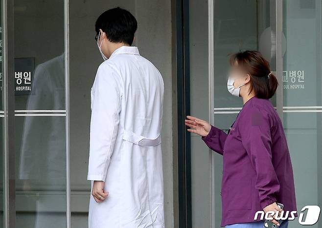 정부의 의대정원 확대 정책에 반발하는 전공의 단체행동이 8일째 이어진 27일 오후 서울의 한 대학병원에서 의사와 간호사가 이동하고 있다. 2024.2.27/뉴스1 ⓒ News1 장수영 기자