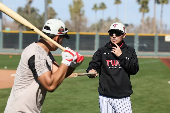 LG 염경엽 감독이 미국 애리조나 스코츠데일 스프링캠프에서 선수들을 지도하고 있다. 사진 | LG 트윈스