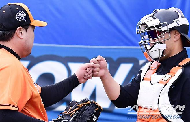 26일 일본 오키나와 온나손 아카마구장에서 한화 선수들이 훈련했다. 류현진이 불펜 피칭을 했다. 불펜 투구를 마치고 이재원 포수와 하이파이브를 나누고 있는 류현진. 오키나와(일본)=송정헌 기자songs@sportschosun.com/2024.02.26/