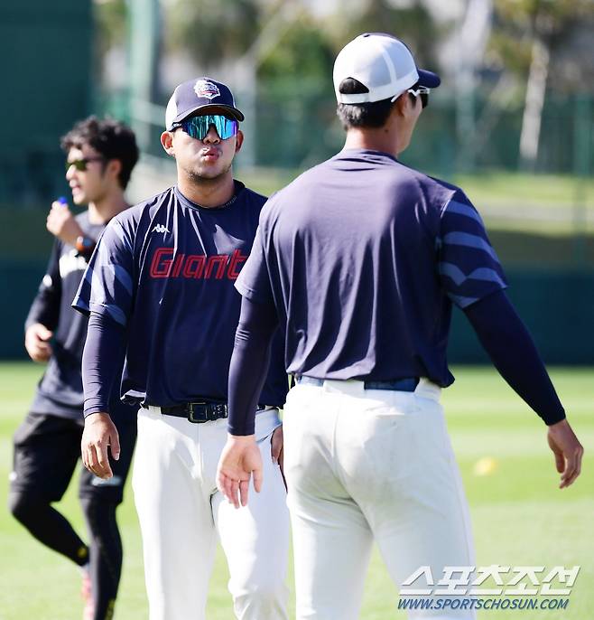 동료들과 함께 훈련하는 롯데 김민성.