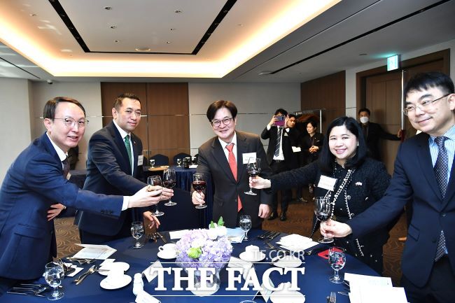 김병수 전국다문화도시협의회장이 신년 외교사절 초청 오찬 간담회 참석자들과 함께하고 있다. 좌로부터 이현호 포천시 부시장, 딴진 미얀마 대사, 김병수 회장(김포시장), 테레사 마리아 필리핀 대사, 태국 반차 대사/김포시