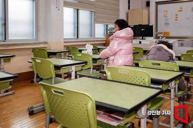 4일 서울 서초구 원명초등학교에서 열린 '신입생 예비소집'에서 예비 신입생이 교실을 둘러보고 있다. 사진=강진형 기자aymsdream@