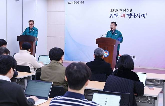 박일동 경남도 보건의료국장이 현장 이탈 전공의 복귀 호소문을 발표하고 관련 대응상황을 설명하고 있다. [사진제공=경남도청]