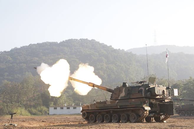 지상작전사령부 예하부대가 파주 훈련장에서 K-9 자주포 사격을 하고 있다. /육군