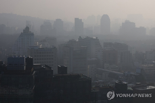 초미세먼지로 뒤덮인 서울 전경. 사진 연합뉴스