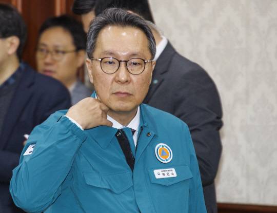 박민수 보건복지부 2차관이 23일 오전 서울 종로구 정부서울청사에서 열린 의사 집단행동 중앙재난안전대책본부 회의에 입장하고 있다. 연합뉴스