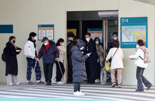 정부의 의대 증원에 반발한 전공의들의 집단사직이 일주일째 이어지고 있는 26일 오전 서울아산병원 응급의료센터 모습. 보건복지부는 주요 100개 수련병원을 서면 점검한 결과 지난 23일 오후 7시 기준 소속 전공의의 80.5%인 1만34명이 사직서를 제출했다고 밝혔다. [연합뉴스]