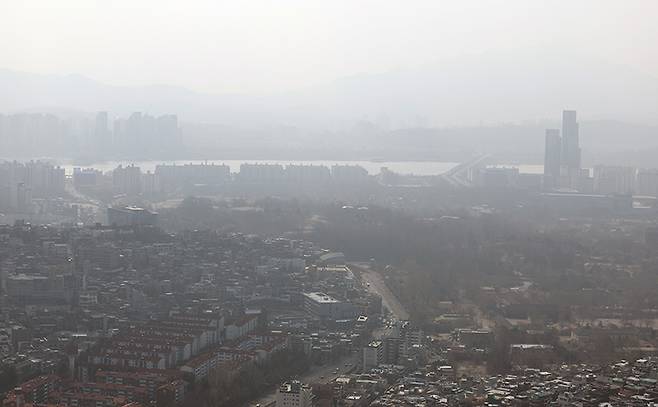 초미세먼지 농도가 나쁨 수준을 보인 지난 13일 오전 서울 용산구 남산타워에서 바라본 도심이 뿌옇게 보이고 있다. (ⓒ뉴스1, 무단 전재-재배포 금지)