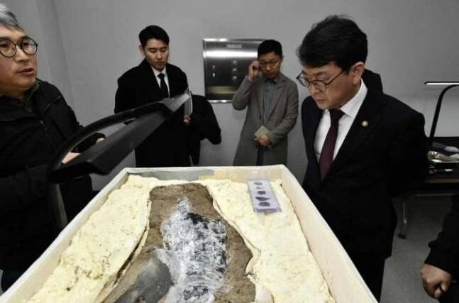 최응천 청장(오른쪽) 등 문화재청 관계자들이 수습된 갑옷조각들을 살펴보고 있다. 국립부여문화재연구소 제공