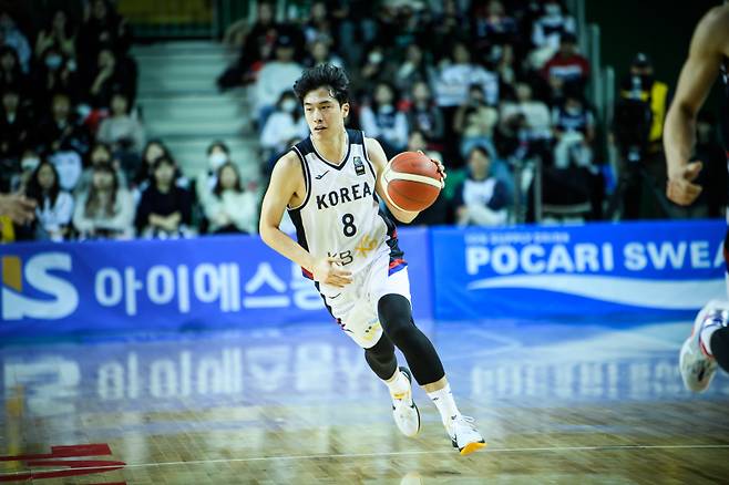 남자 농구대표팀 박무빈이 지난 25일 원주종합체육관에서 열린 태국과의 2025 FIBA 아시아컵 예선 조별리그 A조 2차전에서 드리블을 시도하고 있다. 사진=대한민국농구협회