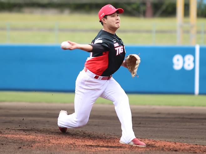 7일 일본 오키나와현 우라소에 ANA 볼파크에서 열린 일본 프로야구(NPB) 야쿠르트 스왈로스전에 등판한 윤중현. KIA 제공