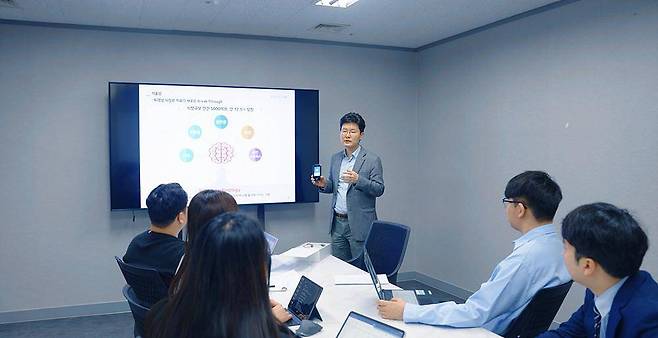 연구 개발중인 송재준 대표와 뉴라이브 임직원들 / 출처=뉴라이브