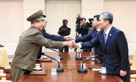 지난 2015년 8월 22일 북한의 포격도발로 인한 대치상황과 관련해 열린 남북 고위급 접촉에서 우리측 대표인 김관진 당시 청와대 국가안보실장과 홍용표 통일부 장관, 북측 대표인 황병서 조선인민군 총정치국장, 김양건 노동당 대남비서가 악수를 하고 있다. 사진 통일부