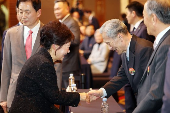 지난 5일 박근혜 전 대통령(왼쪽)이 대구 수성구 인터불고호텔에서 열린 '박근혜 회고록 출간기념 저자와의 대화'가 끝난 뒤 김관진 전 국방부 장관과 악수하고 있다. 연합뉴스