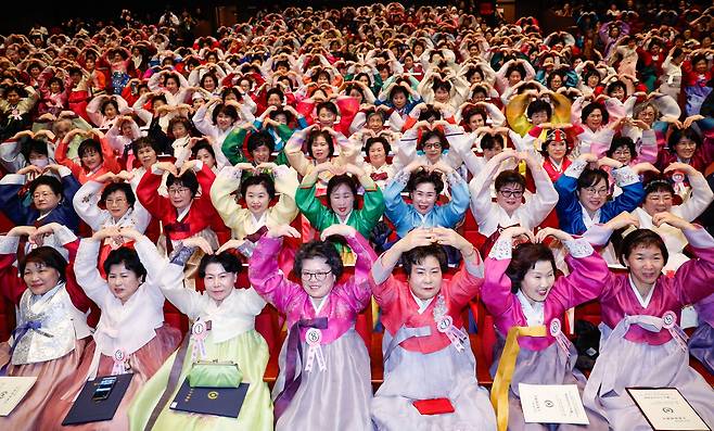 27일 서울 마포아트센터에서 열린 일성여자중고교 졸업식에서 만학도들이 이선재 교장선생님께 하트를 보내고 있다. 뉴스1