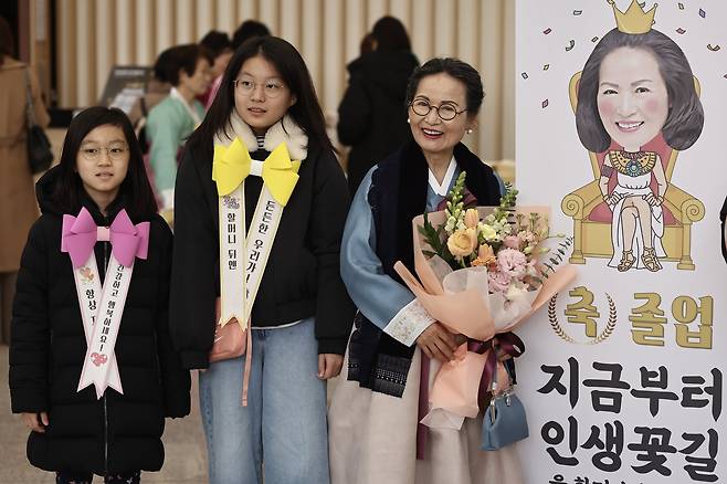 일성여자중고등학교 졸업식에서 졸업생 김숙현 할머니와 가족들이 함께 기념촬영을 하고 있다. 연합뉴스