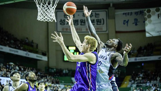 라건아(오른쪽)가 25일 원주종합체육관에서 열린 FIBA 아시아컵 예선 태국전에서 수비를 하고 있다. 사진 대한민국농구협회