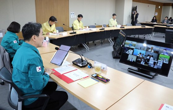 이주호 부총리 겸 교육부 장관은 26일 10개 국립대병원장과 긴급 영상 간담회를 열었다. 연합뉴스