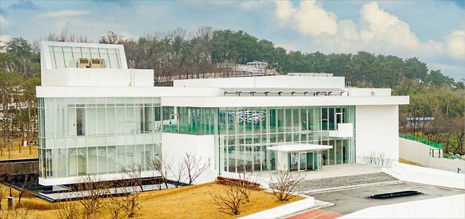 세계적 건축회사 마이어파트너스가 설계와 시공을 맡은 강원 강릉시 솔올미술관 전경. 솔올미술관 제공