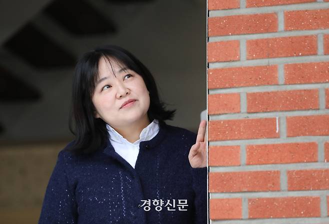 <무한도전>, <유 퀴즈 온 더 블럭>에서 활동한 방송작가 이언주가 지난 22일 서울 서대문구 연희동 사무실에서 경향신문과 인터뷰를 하기 전 포즈를 취하고 있다. 김창길기자