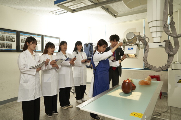 부산가톨릭대학교 방사선과 학생들이 수업하는 모습.  부산가톨릭대 제공