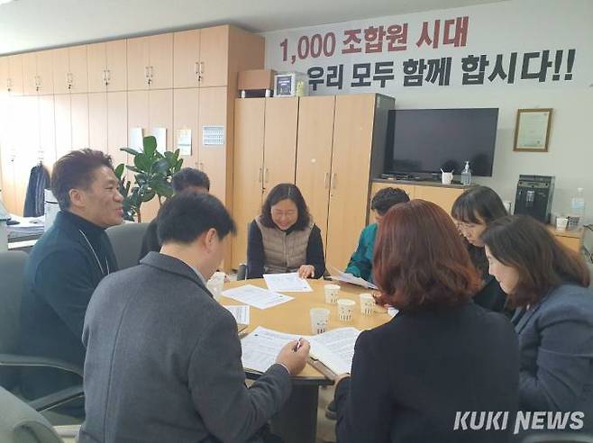 강원 원주시청 공무원노동조합(이하 원공노)과 원주시 선거관리위원회 관계자들이 27일 원공노 사무실에서 22대 총선 선거사무 협의를 갖고 있다. (원주시청 공무원노동조합 제공)