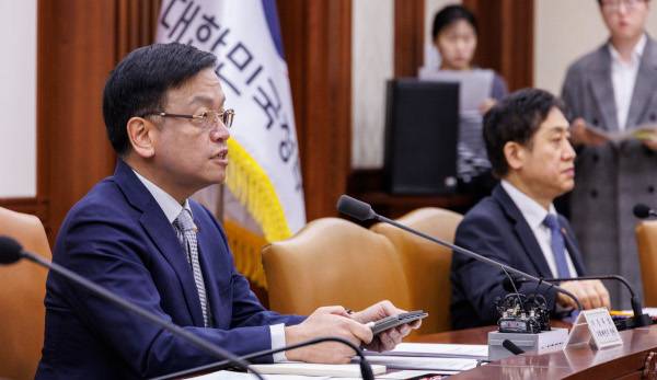 최상목 부총리 겸 기획재정부 장관이 26일 오전 서울 종로구 정부서울청사에서 열린 비상 경제장관회의에 참석해 자본시장 선진화 추진 방향 관련 설명을 하고 있다. 연합뉴스