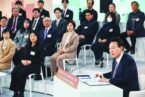 윤석열 대통령이 26일 충남 서산 서산비행장에서 열린 민생토론회에 참석해 발언하고 있다. 윤 대통령은 “안보에 지장을 주지 않는 범위에서 적극적으로 주민 수요를 검토해 군사시설보호구역을 해제하기로 결정했다”고 말했다. 서산=김지훈 기자