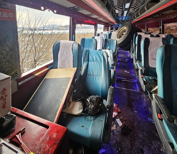 지난 25일 안성 공도읍 경부고속도로에서 트럭 바퀴가 빠지면서 관광버스를 덮쳐 2명이 숨지는 사고가 발생했다. 경기도소방재난본부 제공