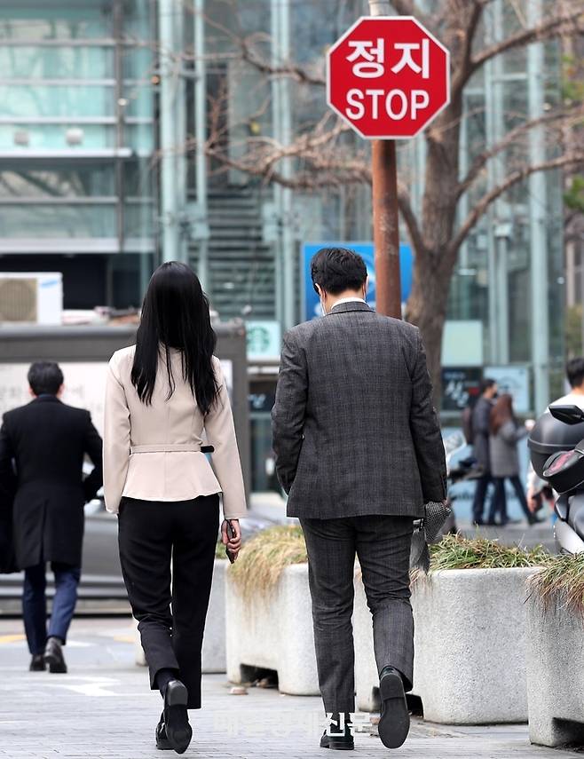 서울 종로 무교동에서 점심식사를 마친 직장인들이 회사로 돌아가고 있다. [매경 DB]