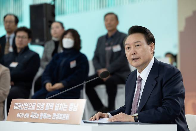 (서울=뉴스1) 오대일 기자 = 윤석열 대통령이 26일 충남 서산비행장에서 '미래산업으로 민생 활력 넘치는 충남'을 주제로 열린 열다섯 번째 국민과 함께하는 민생토론회에서 발언하고 있다. (대통령실 제공) 2024.2.26/뉴스1  Copyright (C) 뉴스1. All rights reserved. 무단 전재 및 재배포,  AI학습 이용 금지.