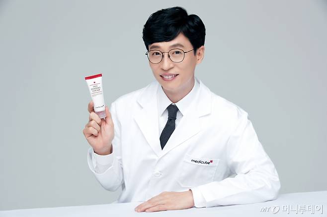 메디큐브 브랜드 모델 유재석과 ‘레드 이레이징 크림’/사진제공=에이피알