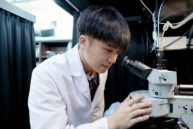김규린 연구원이 분광 현미경을 통해 제작된 소자의 광 특성을 측정하고 있다.[GIST 제공]