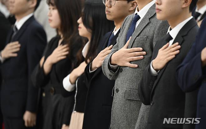 [광주=뉴시스] 박기웅 기자 = 지난 23일 오전 광주 동구 전남대학교 학동캠퍼스 의과대학 명학회관 대강당에서 열린 '2023학년도 의과대학 제72회 히포크라테스 선서식'에서 졸업생들이 국민의례를 하고 있다. 2024.02.27. pboxer@newsis.com