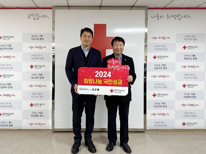 왼쪽부터 단우복지재단 정찬률 이사장, 부산적십자사 부산지사 서정의 회장. 단우복지재단 제공